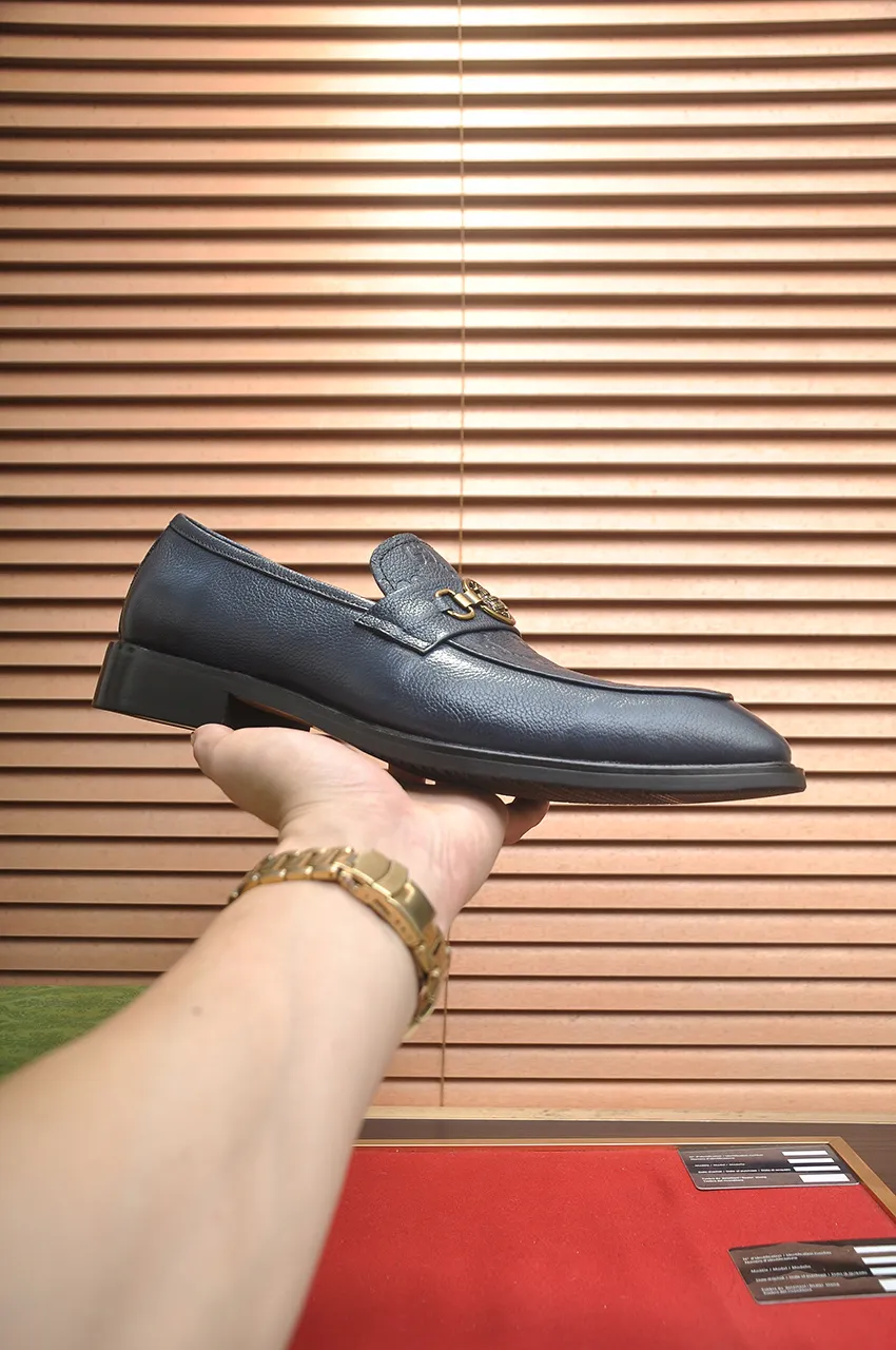 Men's shoes💰460💶Italy's top luxury men's shoes giant [GUCCI Gucci] has a new model 🍃Original European style🔰 Pleasant to the eye😍In order to make the shoes more durable and non-deformable🌀The production continues to follow traditional methods but there is still no lack of innovation💪The original cowhide is chosen for the leather♻️ Smooth, natural and exceptionally bright⭐Made of imported cowhide, the first choice of the rich 38-45 (45 customized)